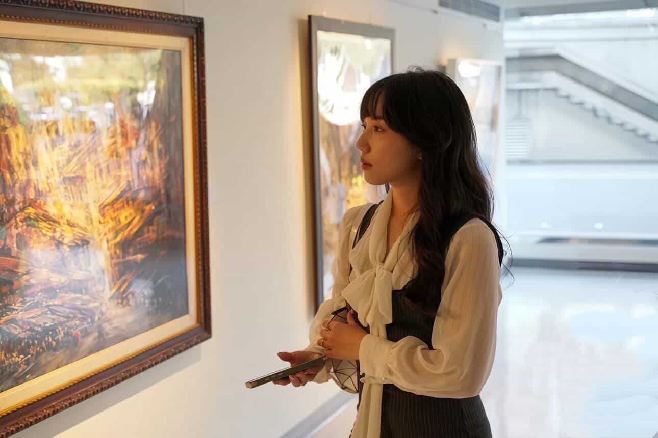 陳霈珊在展覽中觀看畫作。
